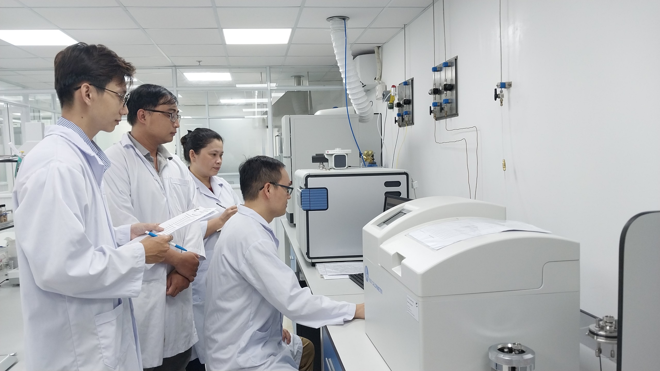 Working in the Vietnam CU Laboratory Working in the Vietnam CU Laboratory